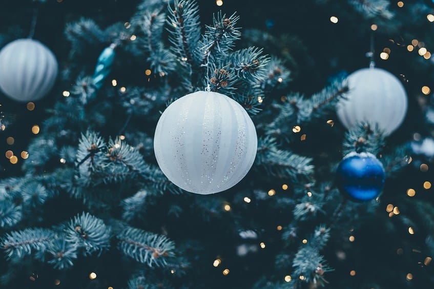 Die richtige Weihnachtsbaumbeleuchtung gibt es wahrscheinlich nicht, aber eine optimierte Baumbeleuchtung! Unsere Tipps vereinfachen das Baumschmücken.