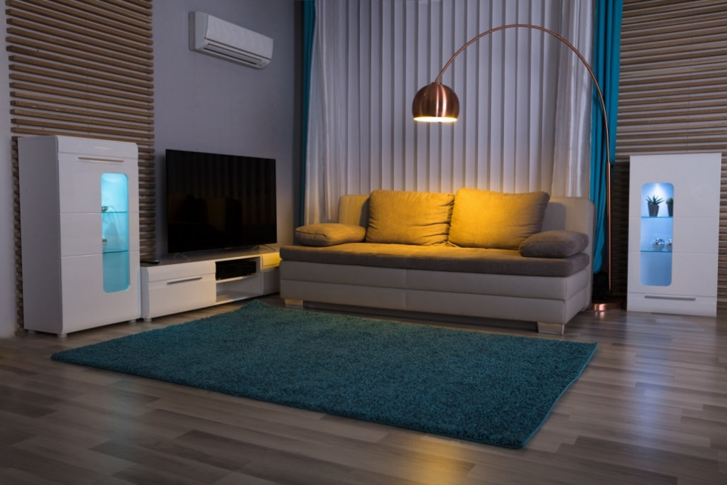 Smart Lighting bietet eine Fülle von Möglichkeiten, um den Alltag im Zuhause komfortabler und sicherer zu machen. Gleichzeitig lässt sich mit dem Konzept Energie und Geld sparen. Besonders attraktiv gestaltet sich die Steuerung von Leuchten per Sprachbefehl.