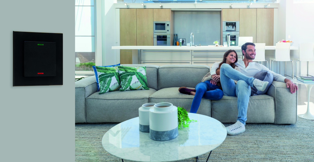 Ein modernes Smart Home soll nicht nur intelligent funktionieren, sondern auch verdammt gut aussehen. Während Sensorik, Aktoren und Logik hinter der Wand für Komfort und Automatisierung sorgen, ist das Schalterdesign der tägliche Berührungspunkt, der entscheidet, wie hochwertig sich ein Zuhause anfühlt.
Bei Kopp gehen wir deshalb einen bewussten Weg: Statt das Rad im Bereich der Gebäudeautomation neu zu erfinden, setzen wir auf das, was wir am besten können – erstklassiges Schalterdesign und Mechanik – und kombinieren dies mit der Expertise spezialisierter Unternehmen.
Eine perfekte Verbindung aus zeitlosem Kopp HK07 Design und einer hochmodernen KNX-Gebäudetechnik.