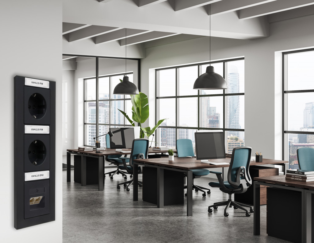 Eine klare und eindeutige Beschriftung von Schaltern und Steckdosen ist ein entscheidender Faktor für eine strukturierte Elektroinstallation.
Mit den neuen HK07 PURE Rahmen mit integriertem Schriftfeld wird diese Aufgabe nicht nur erleichtert, sondern auch optisch ansprechend umgesetzt.
Die Beschriftung ist durch eine transparente Kunststoffabdeckung vor Verschmutzung geschützt und ermöglicht eine individuelle und dauerhafte Kennzeichnung.
Beschriftungsfelder sind die sauberste Lösung eine eindeutige Kennzeichnung umzusetzen, ohne Aufkleber direkt auf die Zentraleinsätze kleben zu müssen.
Die HK07 PURE Rahmen gibt es in verschiedenen Ausführungen: 1-fach bis 5-fach Rahmen in senkrechter oder waagrechter Variante.